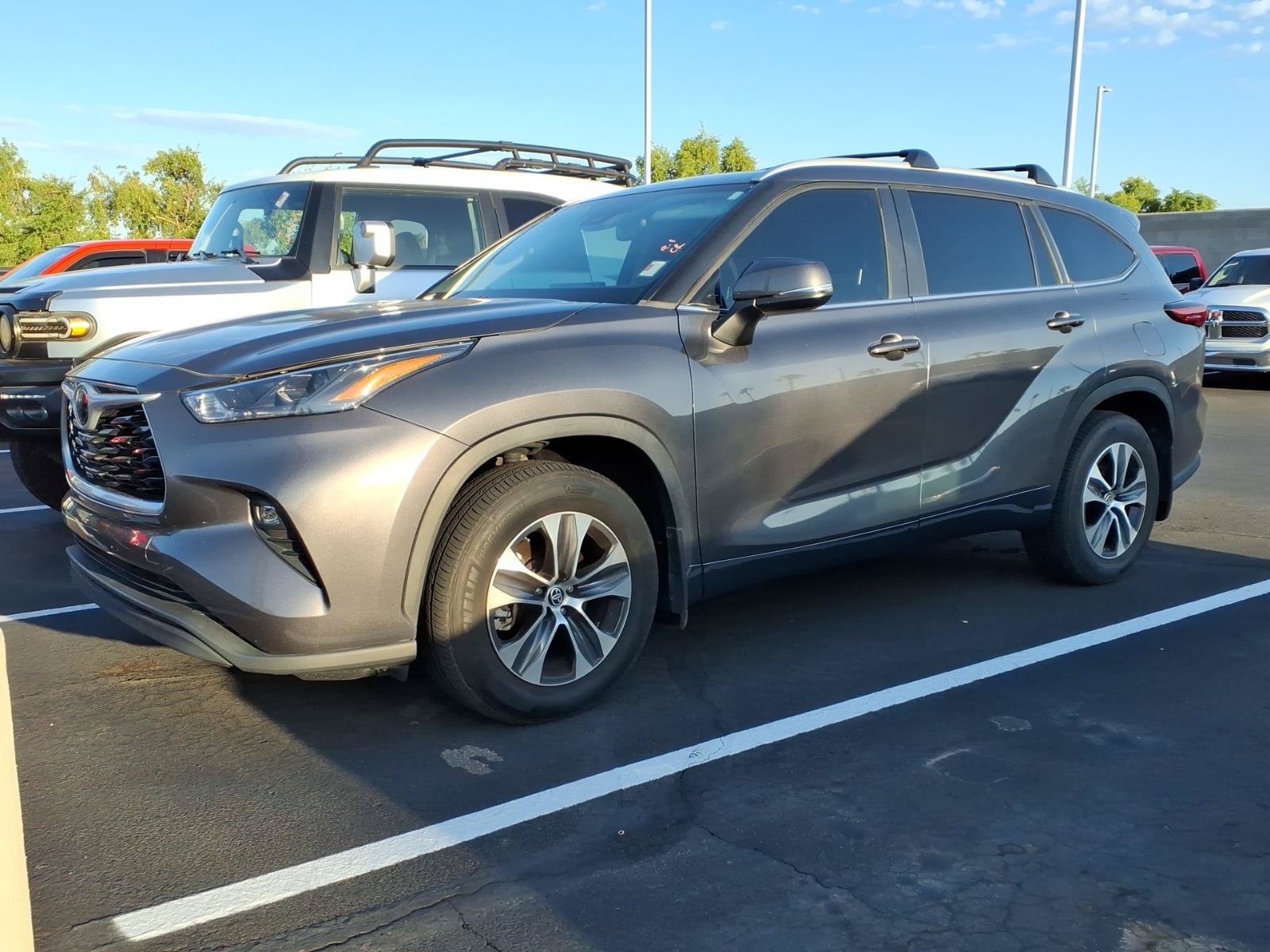 Used 2023 Toyota Highlander XLE FWD image 1