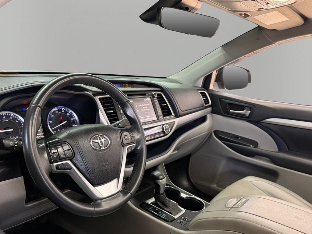 Used 2019 Toyota Highlander XLE FWD image 16