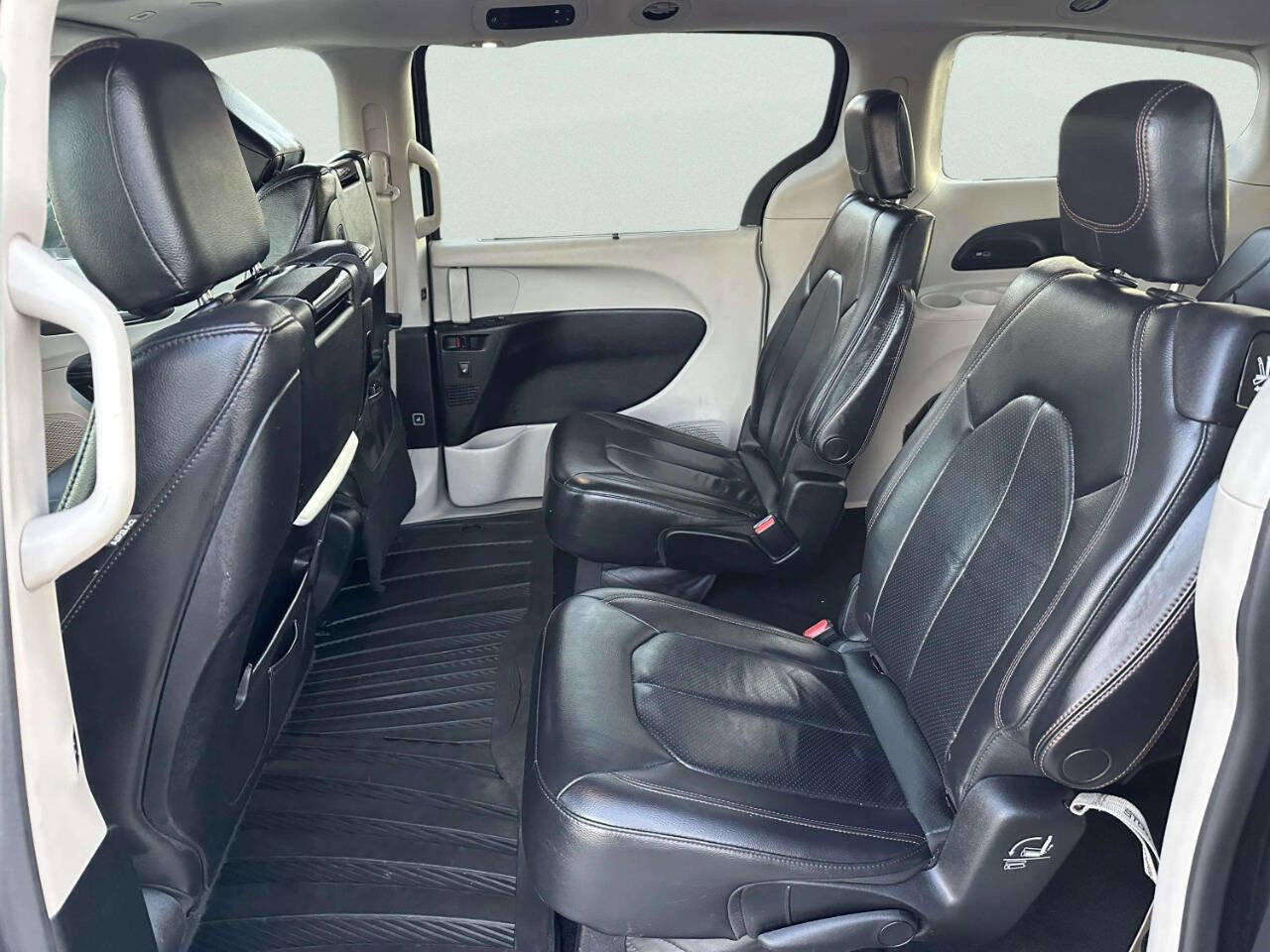 Used 2018 Chrysler Pacifica Touring-L Plus w/ Tire & Wheel Group image 11