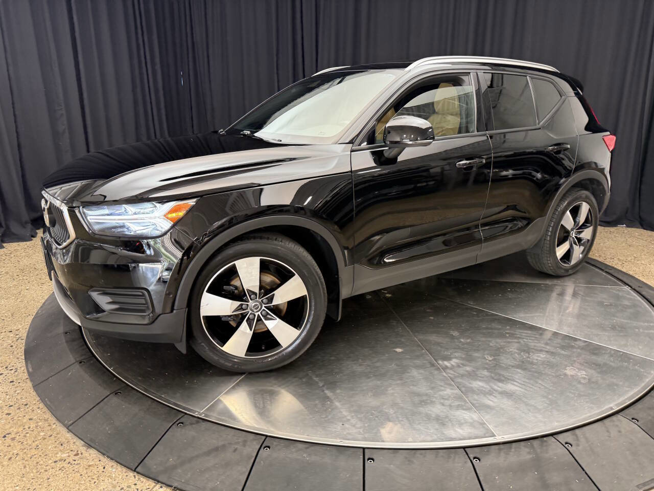 Used 2019 Volvo XC40 T5 Momentum image 3