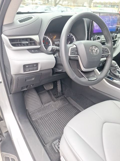 Used 2024 Toyota Highlander XLE image 18