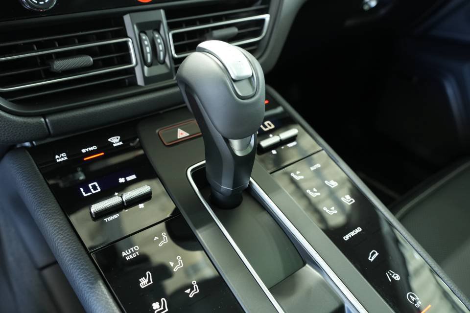 Certified 2025 Porsche Macan AWD/4WD image 24