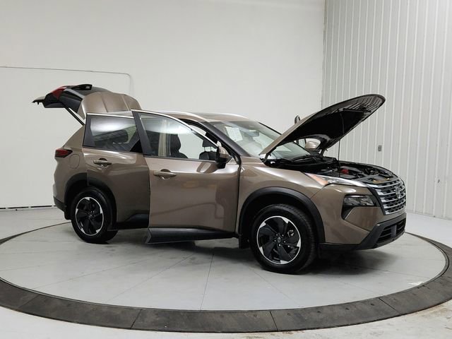 Used 2025 Nissan Rogue SV w/ SV Premium Package image 9
