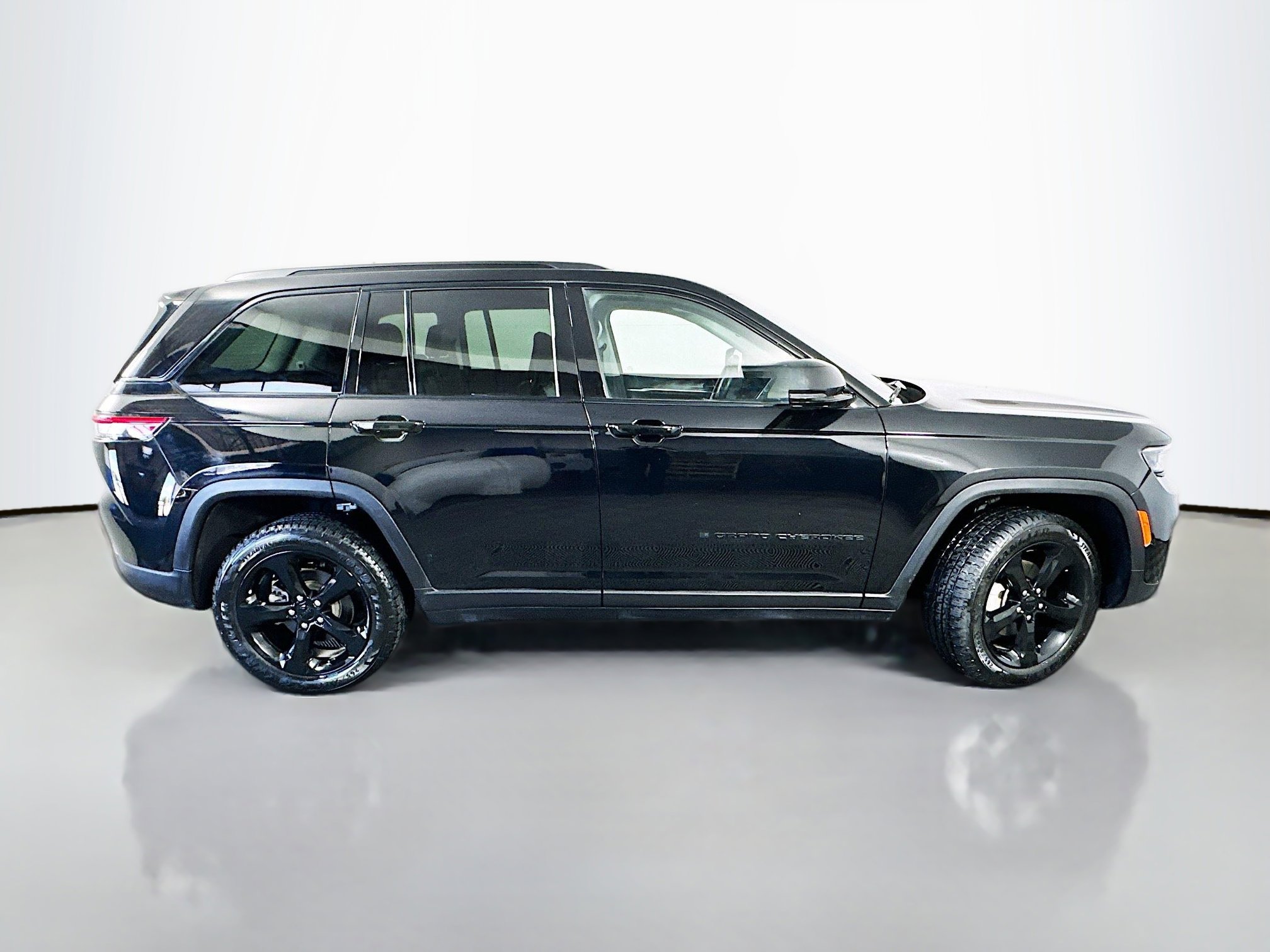 Used 2023 Jeep Grand Cherokee Limited w/ Black Appearance Package AWD/4WD image 8