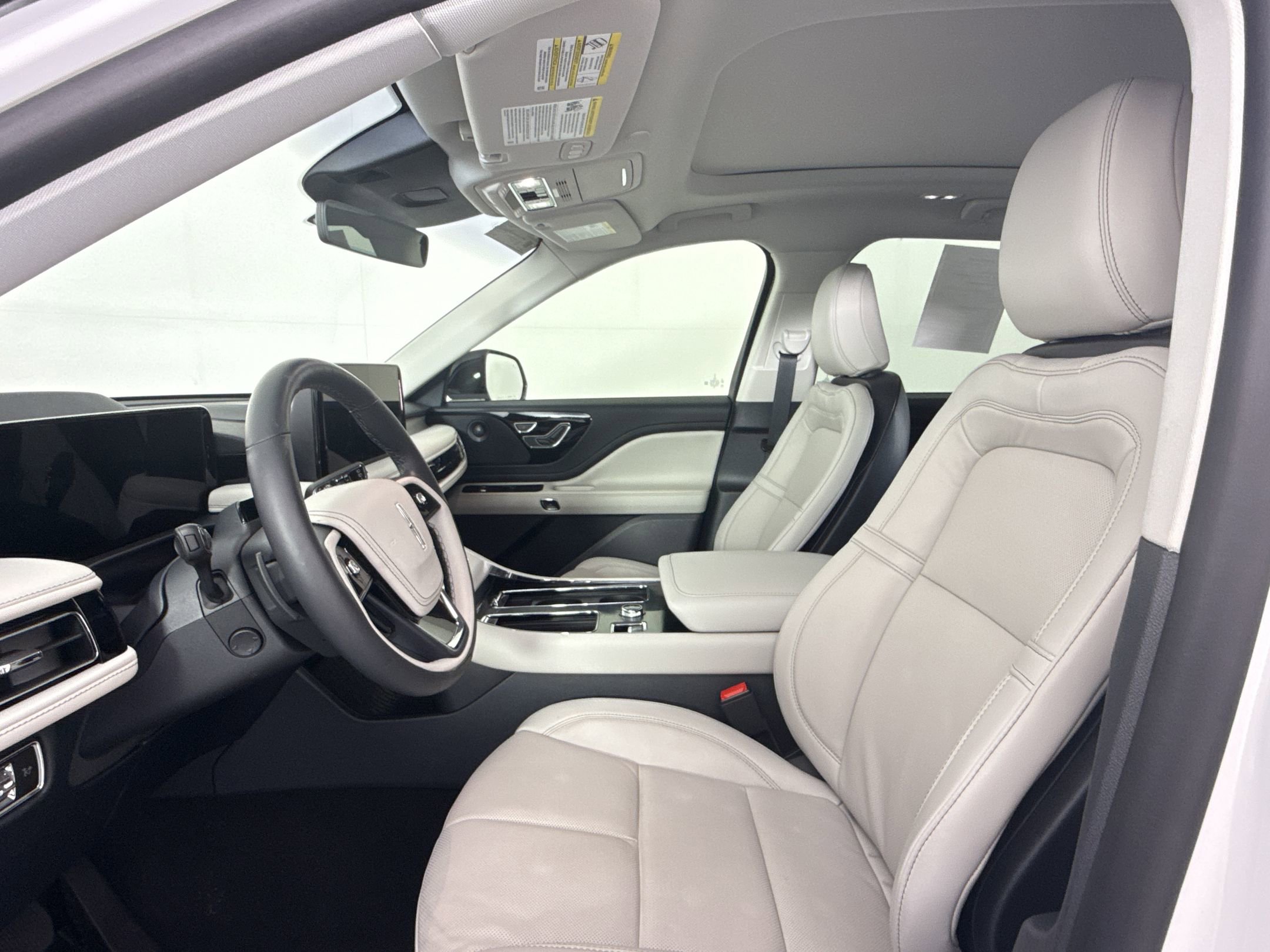 Used 2025 Lincoln Aviator Reserve w/ Illumination Package image 6