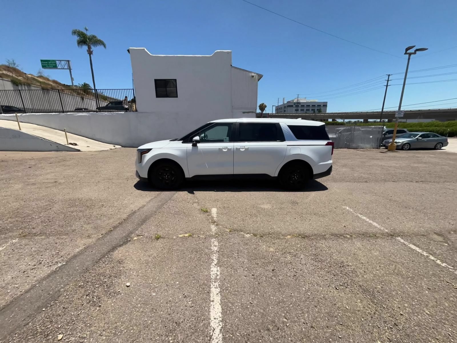 Used 2026 Kia Carnival FWD image 16