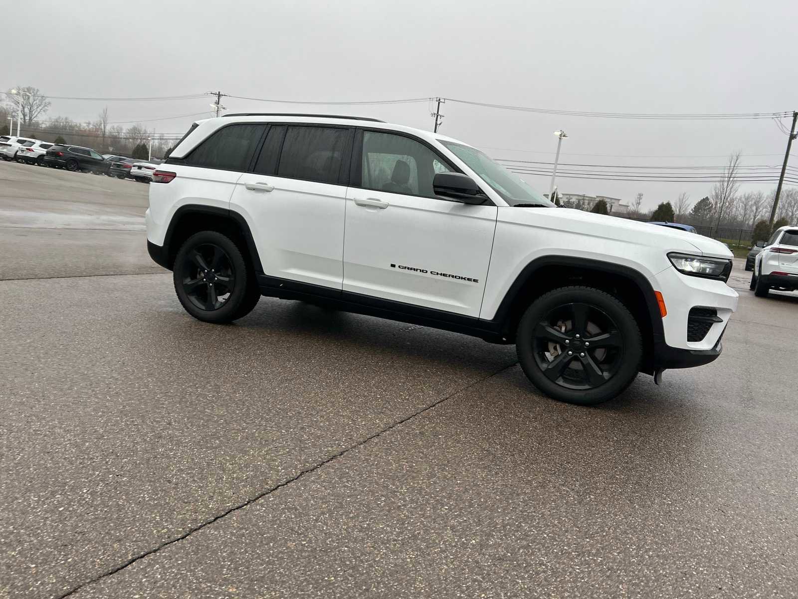 Used 2022 Jeep Grand Cherokee Altitude image 10