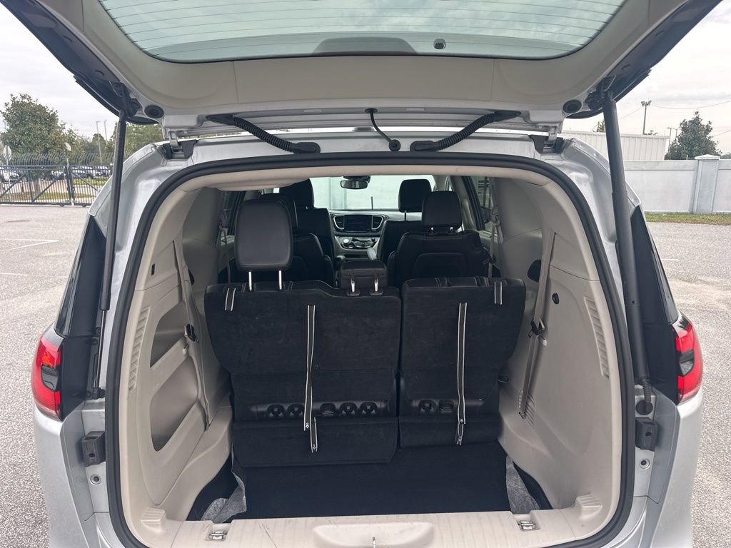 Used 2024 Chrysler Pacifica Touring-L image 11