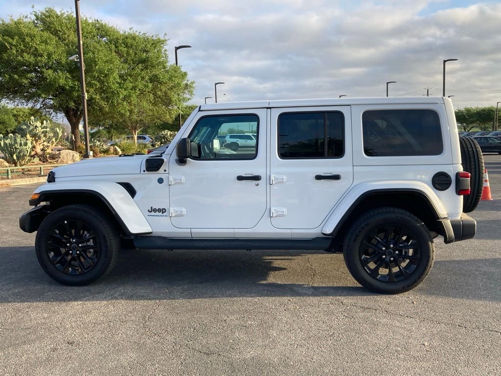Used 2025 Jeep Wrangler Unlimited Sahara image 6