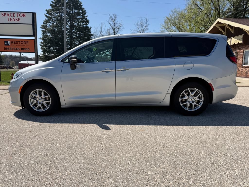 Used 2024 Chrysler Pacifica Touring-L FWD image 12