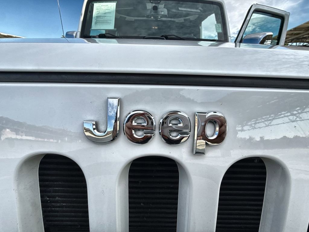 Used 2016 Jeep Wrangler Unlimited Rubicon w/ Connectivity Group image 20