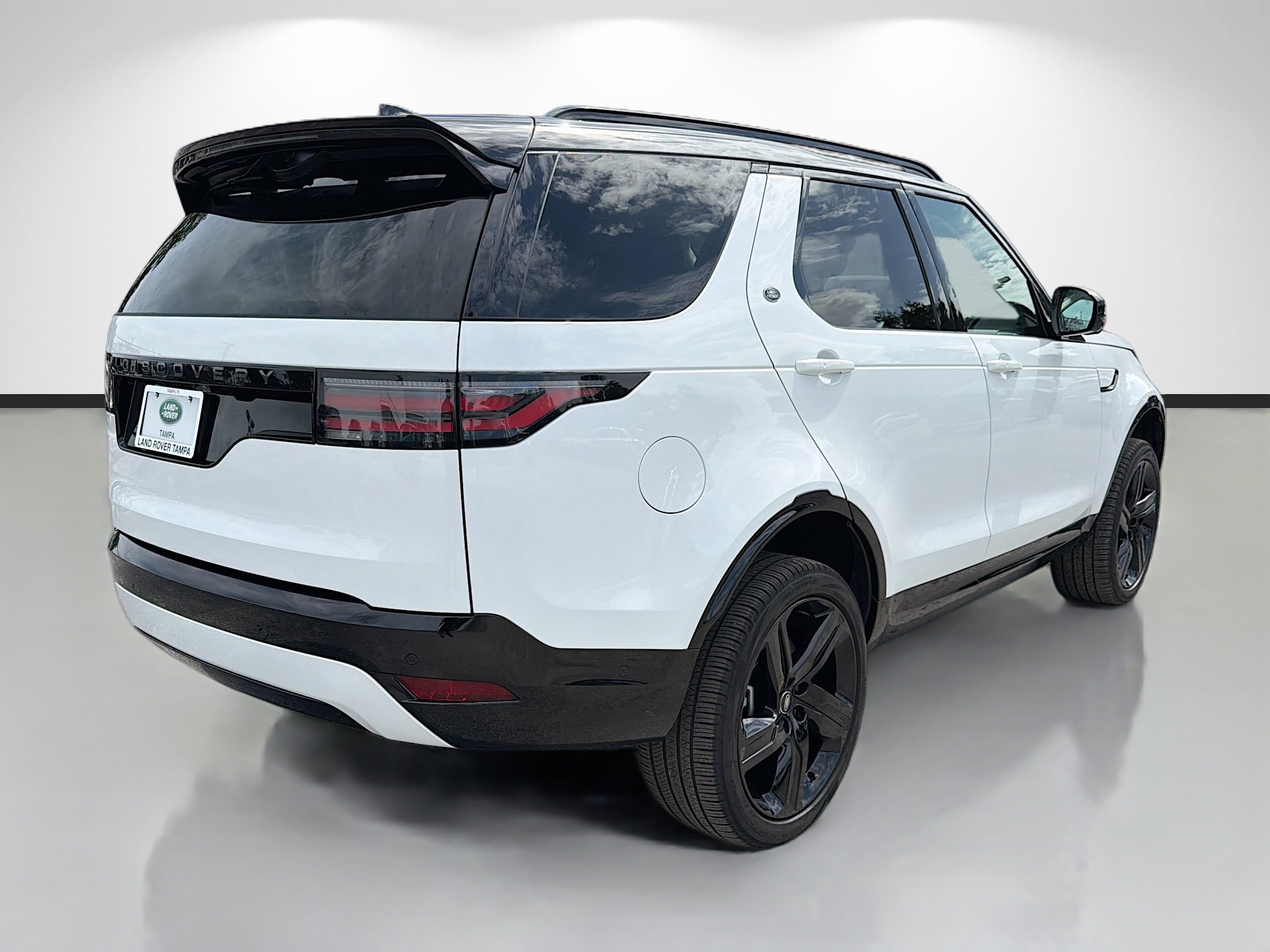 Used 2025 Land Rover Discovery Dynamic SE AWD/4WD image 5
