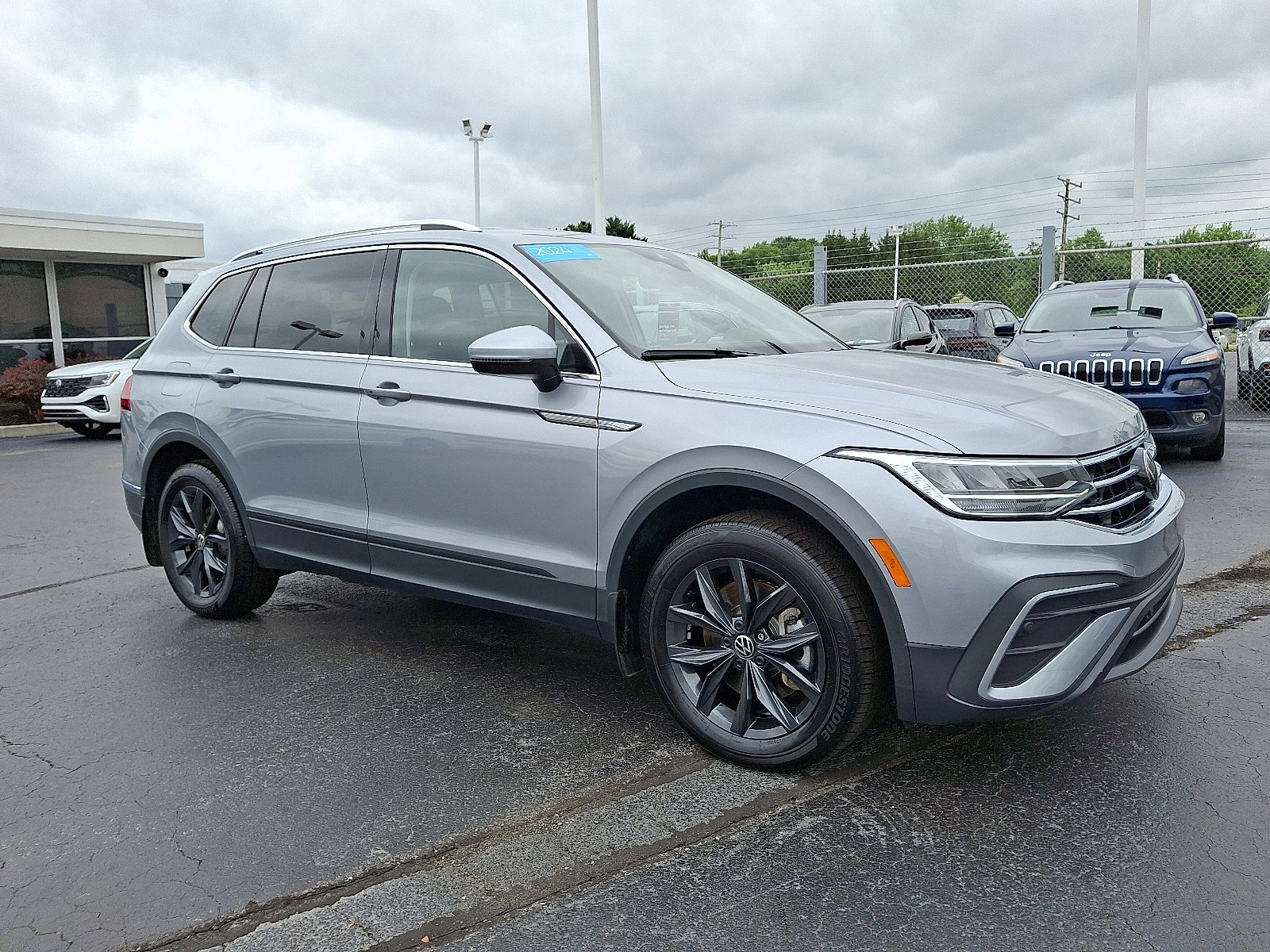 Certified 2024 Volkswagen Tiguan SE image 3