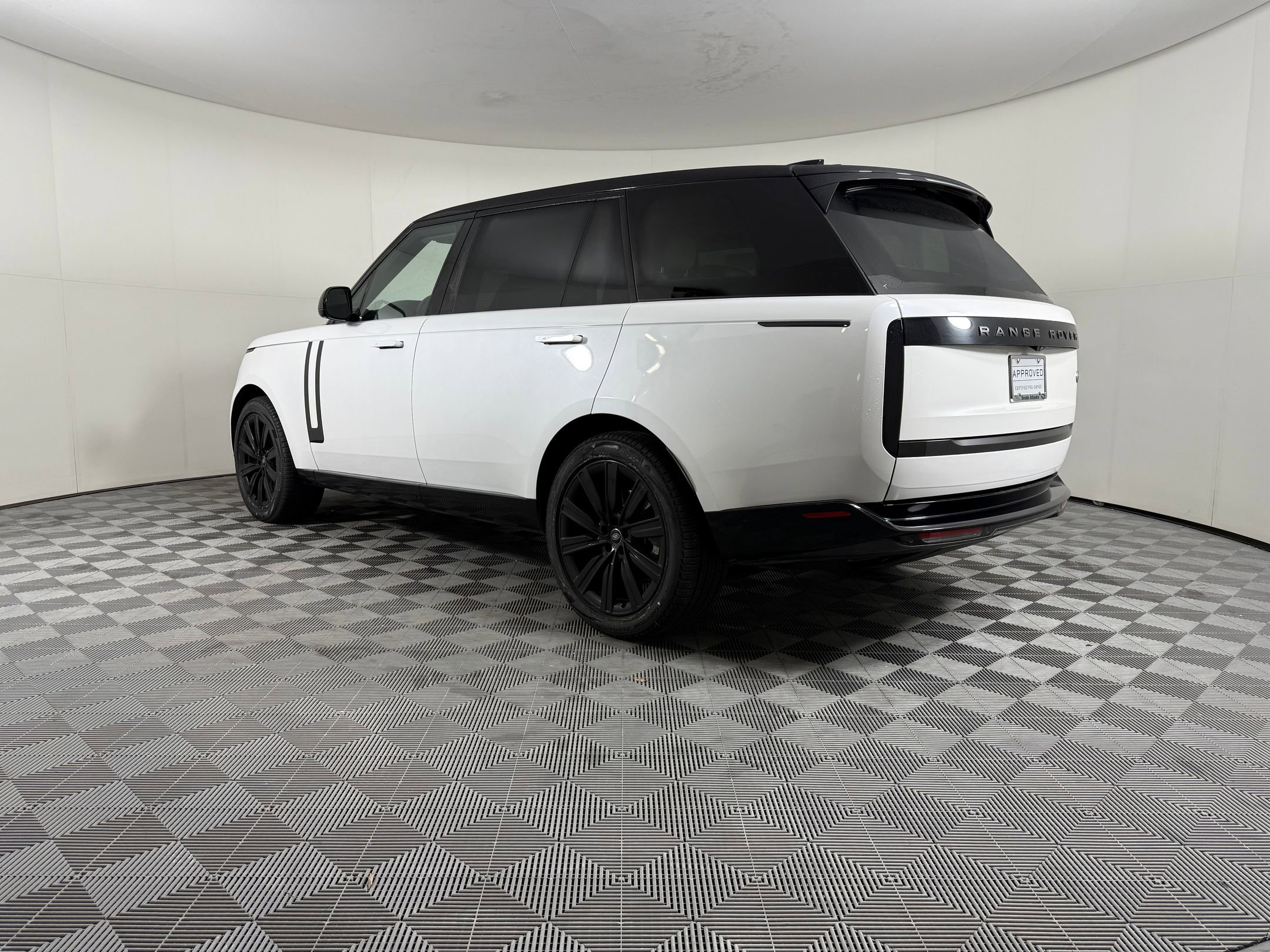 Used 2023 Land Rover Range Rover Long Wheelbase SE image 3