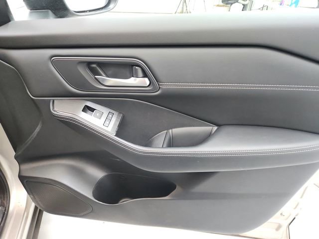 Used 2025 Nissan Rogue SL w/ Tech Package image 40