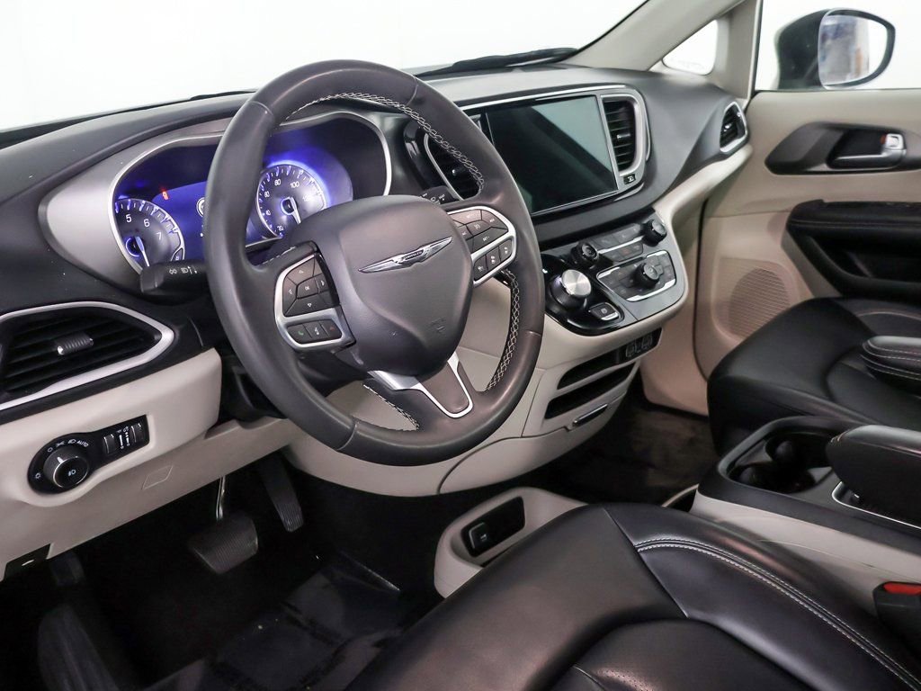Used 2023 Chrysler Pacifica Touring-L image 26