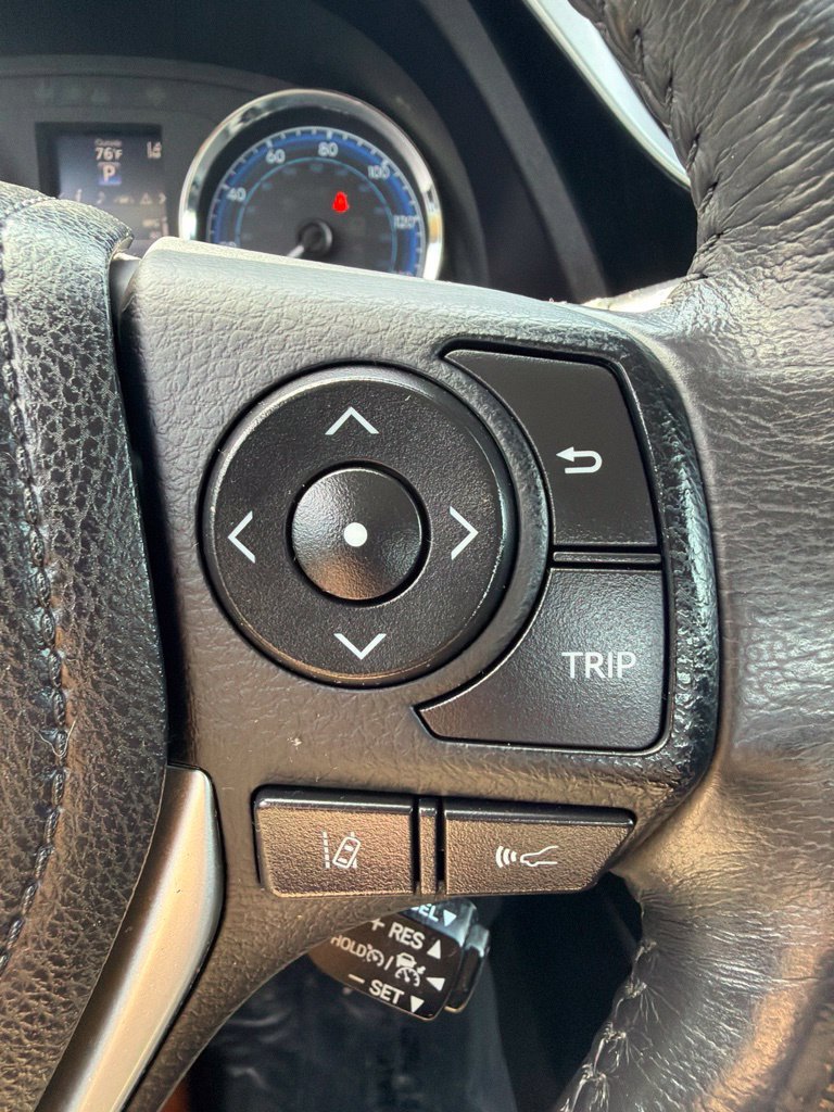 Used 2018 Toyota Corolla SE w/ SE Premium Package FWD image 31