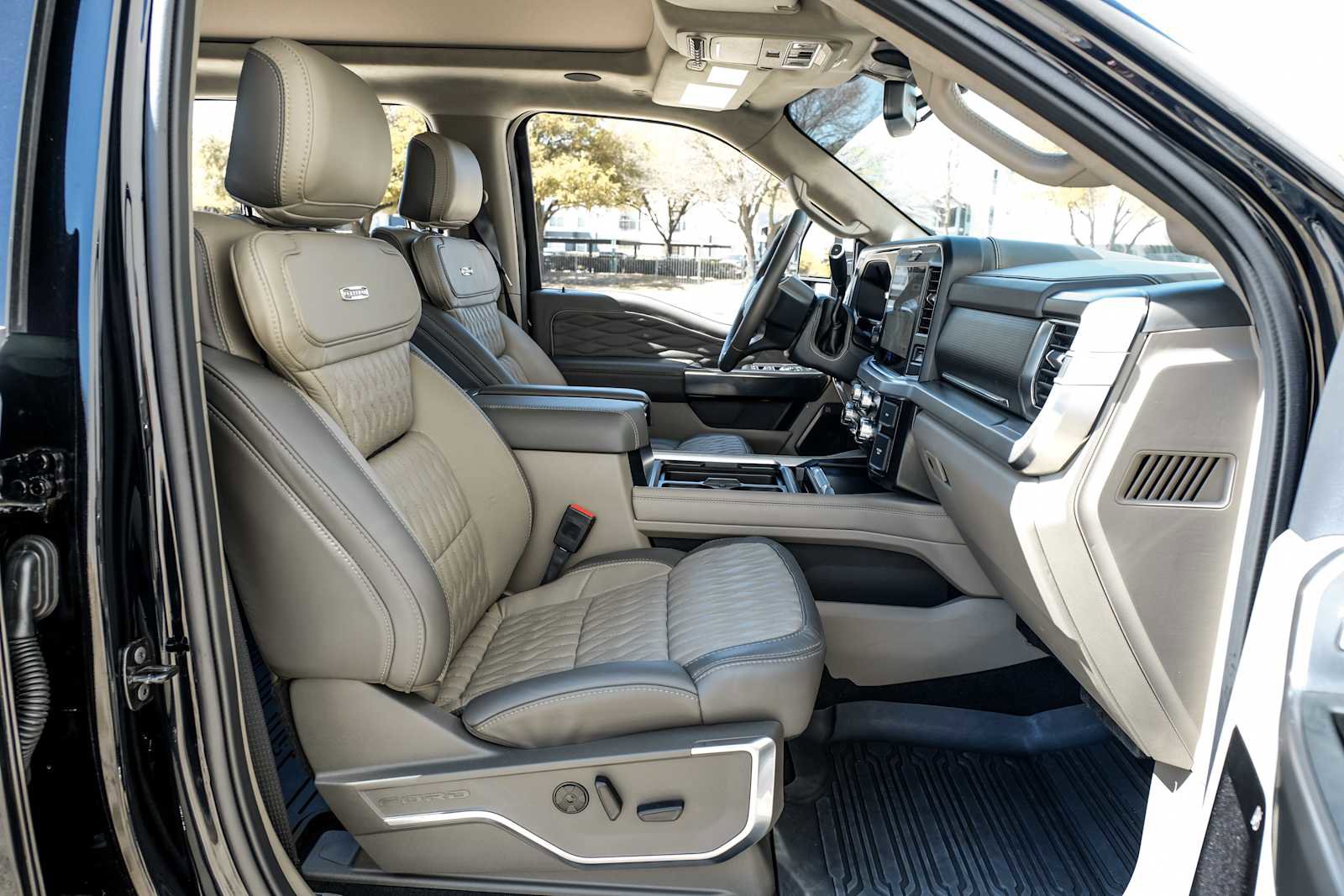 Used 2025 Ford F450 Platinum w/ Platinum Plus Package image 35