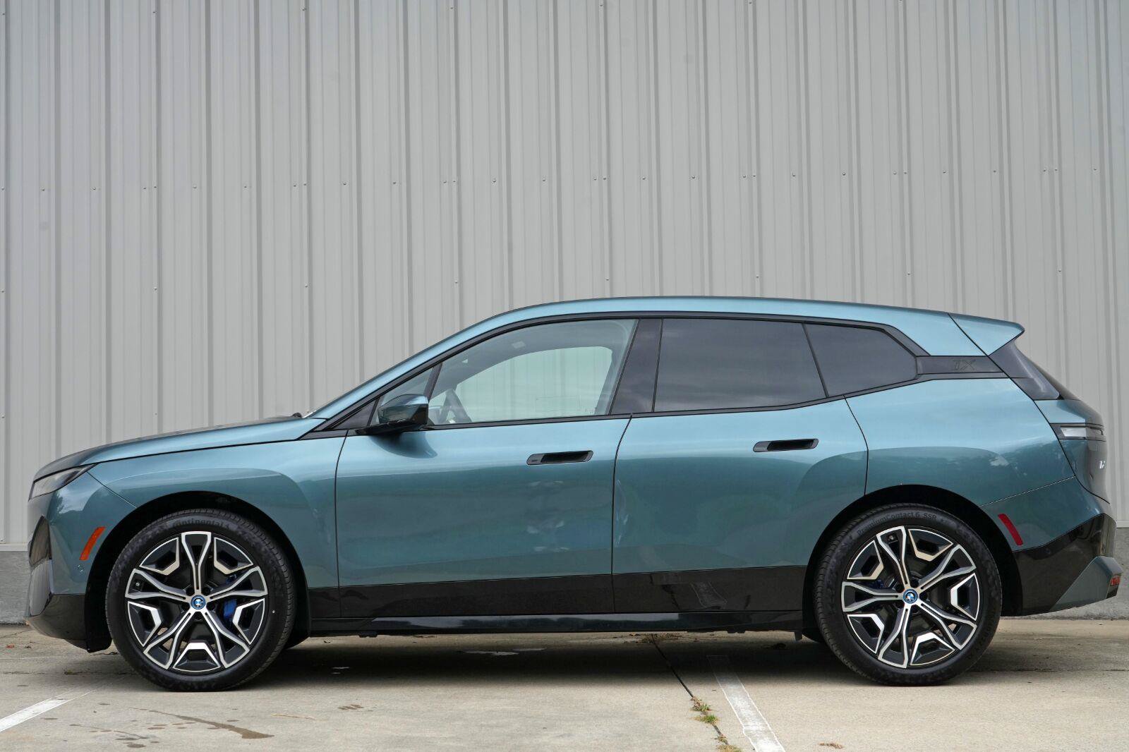 Used 2022 BMW iX xDrive50 w/ Sport Package AWD/4WD image 8