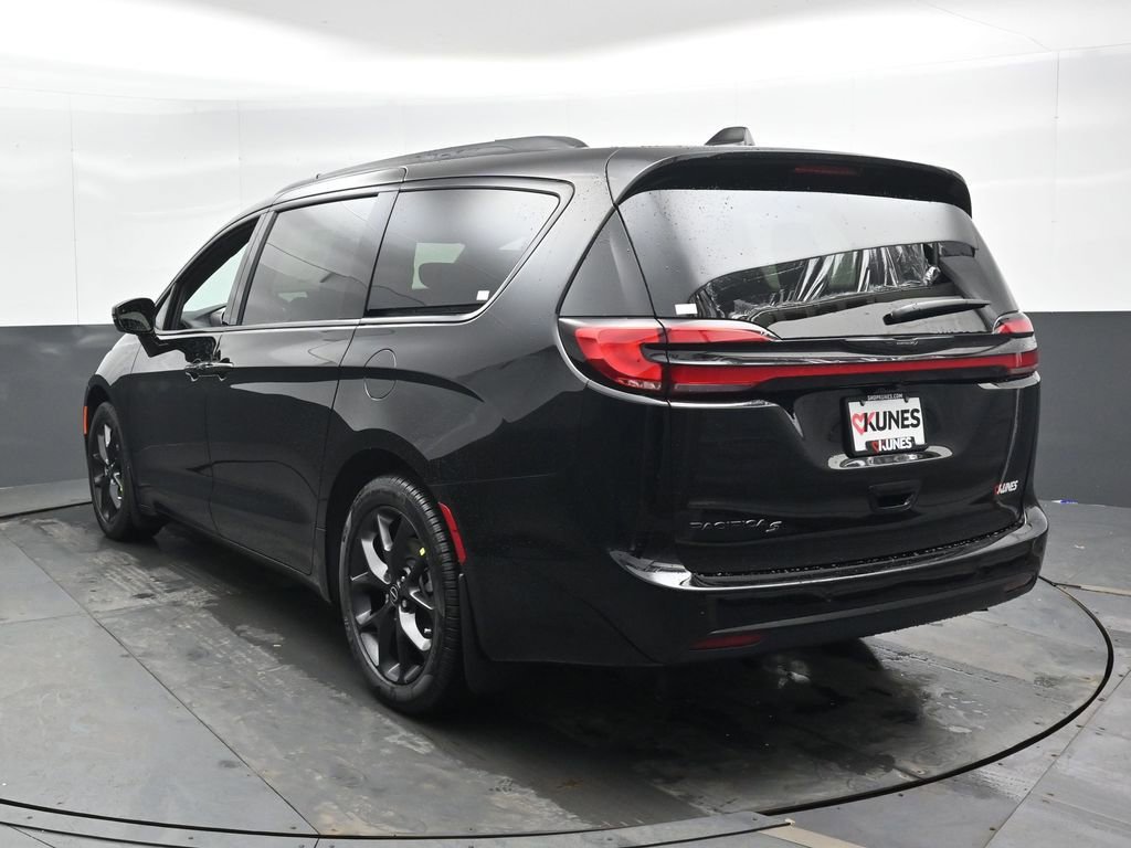 New 2026 Chrysler Pacifica Select image 8
