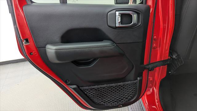 Used 2018 Jeep Wrangler Unlimited Sahara image 14