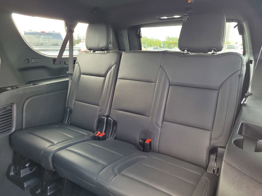 Used 2025 Chevrolet Suburban Z71 AWD/4WD image 12