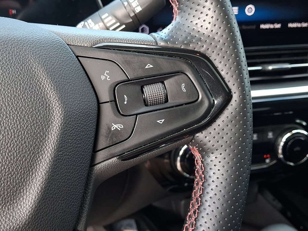 Certified 2024 Chevrolet Trax RS w/ Sunroof Package FWD image 22