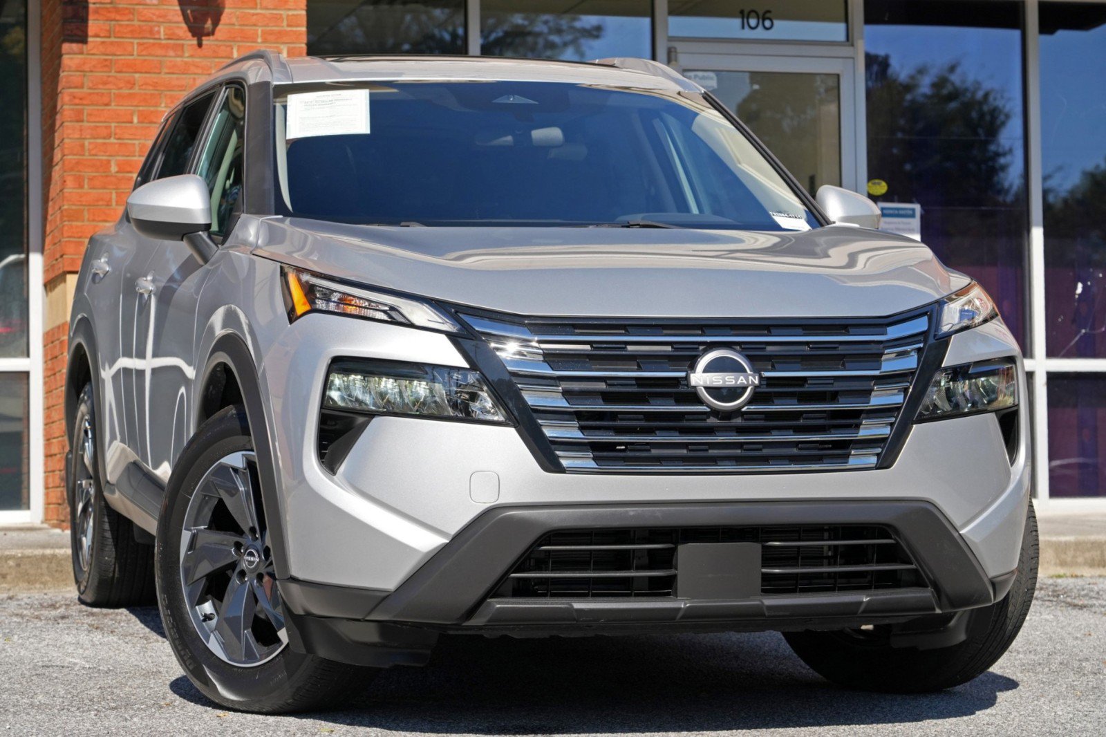 Used 2024 Nissan Rogue SV w/ SV Premium Package AWD/4WD image 2