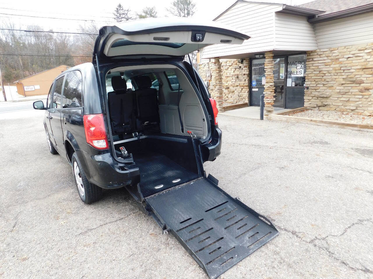 Used 2016 Dodge Grand Caravan SE w/ Quick Order Package 29E SE image 3