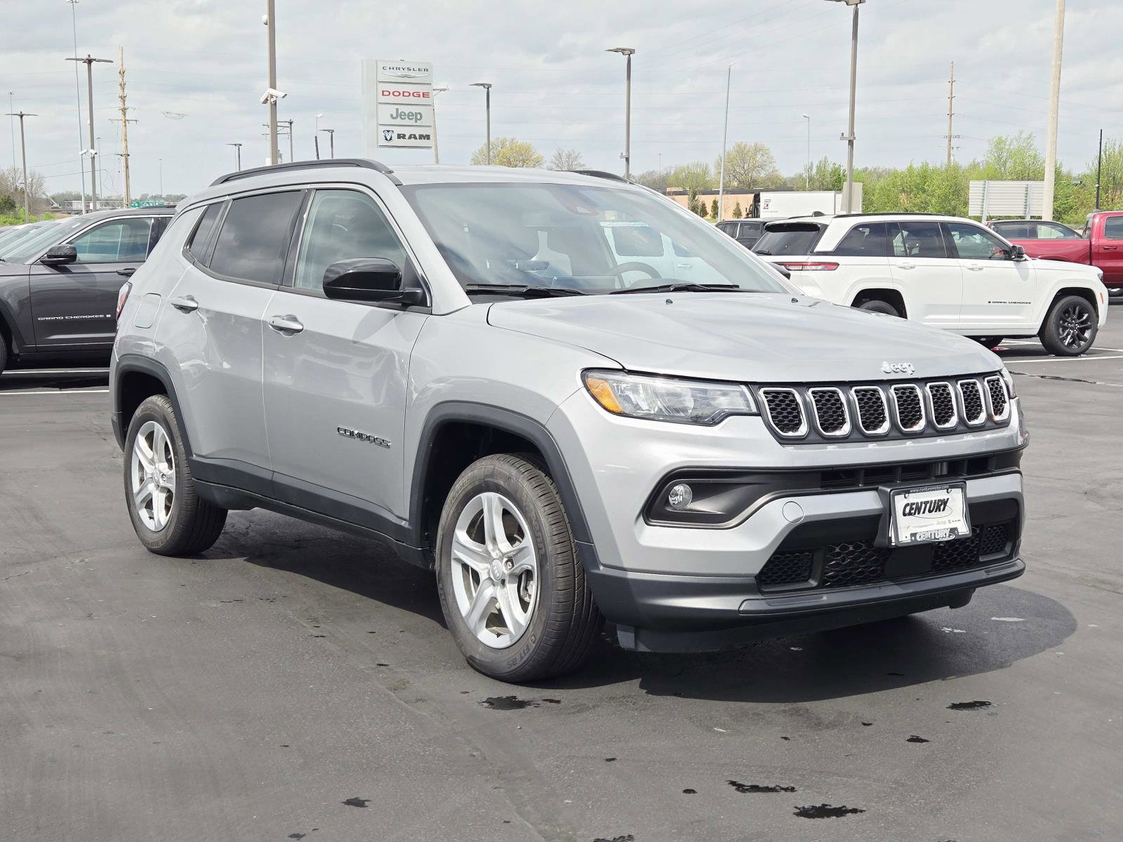 Used 2023 Jeep Compass Latitude image 1