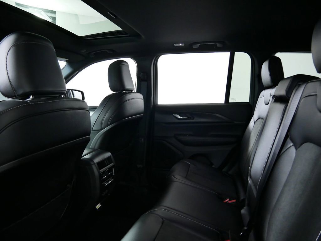 Certified 2024 Jeep Grand Cherokee Altitude image 31