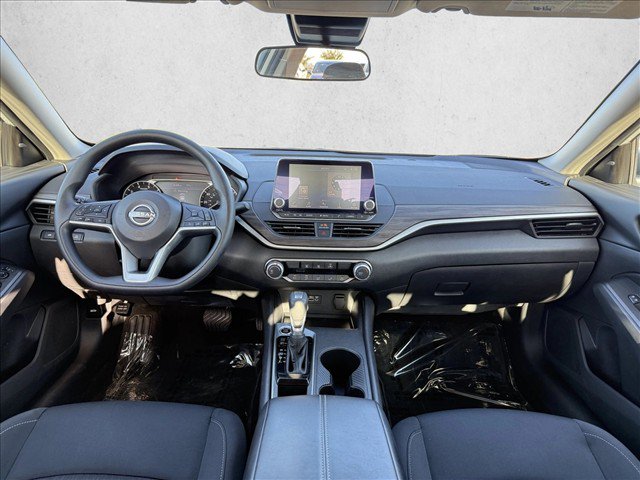 Used 2025 Nissan Altima 2.5 SV FWD image 14