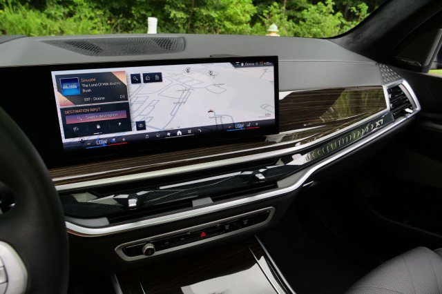 Used 2024 BMW X7 xDrive40i w/ Premium Package image 9