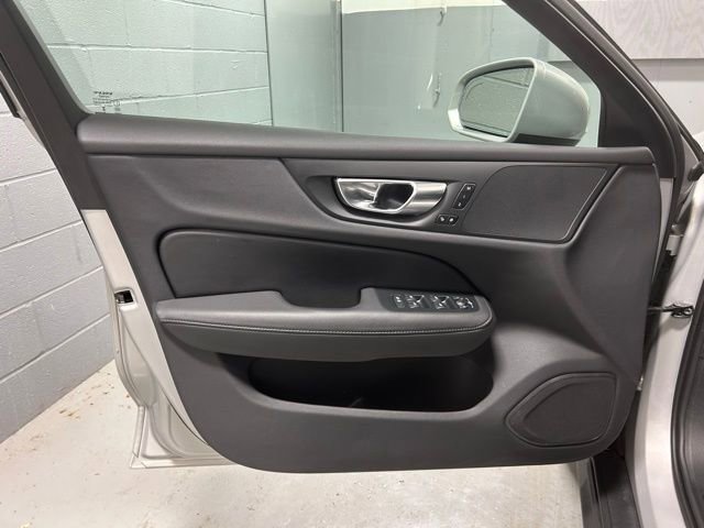 Used 2025 Volvo V60 B5 Cross Country Plus image 8