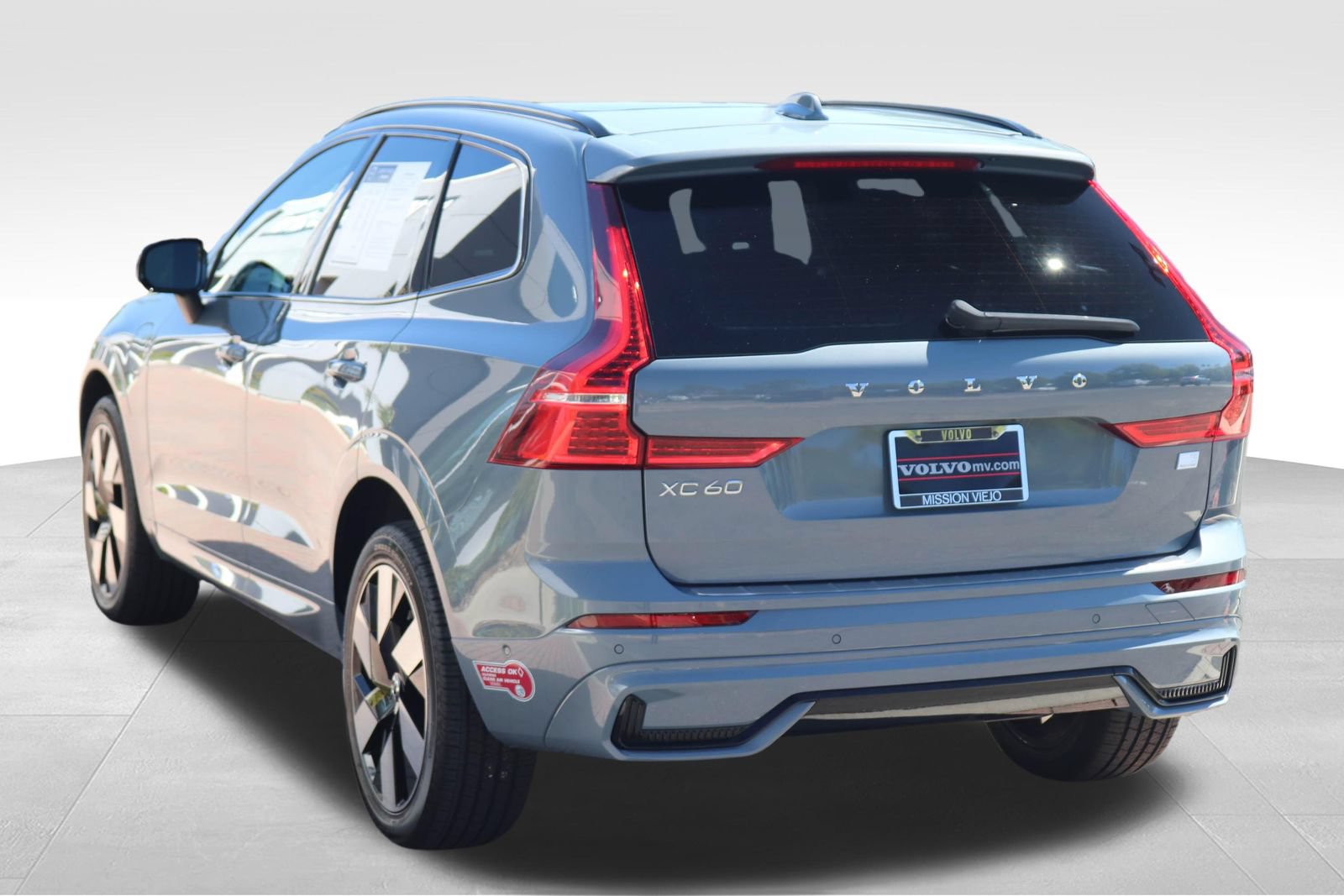 Used 2024 Volvo XC60 T8 Plus w/ Protection Package Premier AWD/4WD image 5