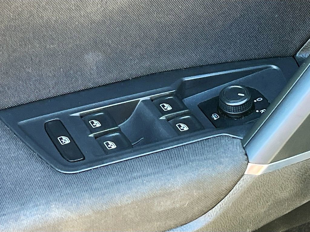 Used 2018 Volkswagen Tiguan S image 17