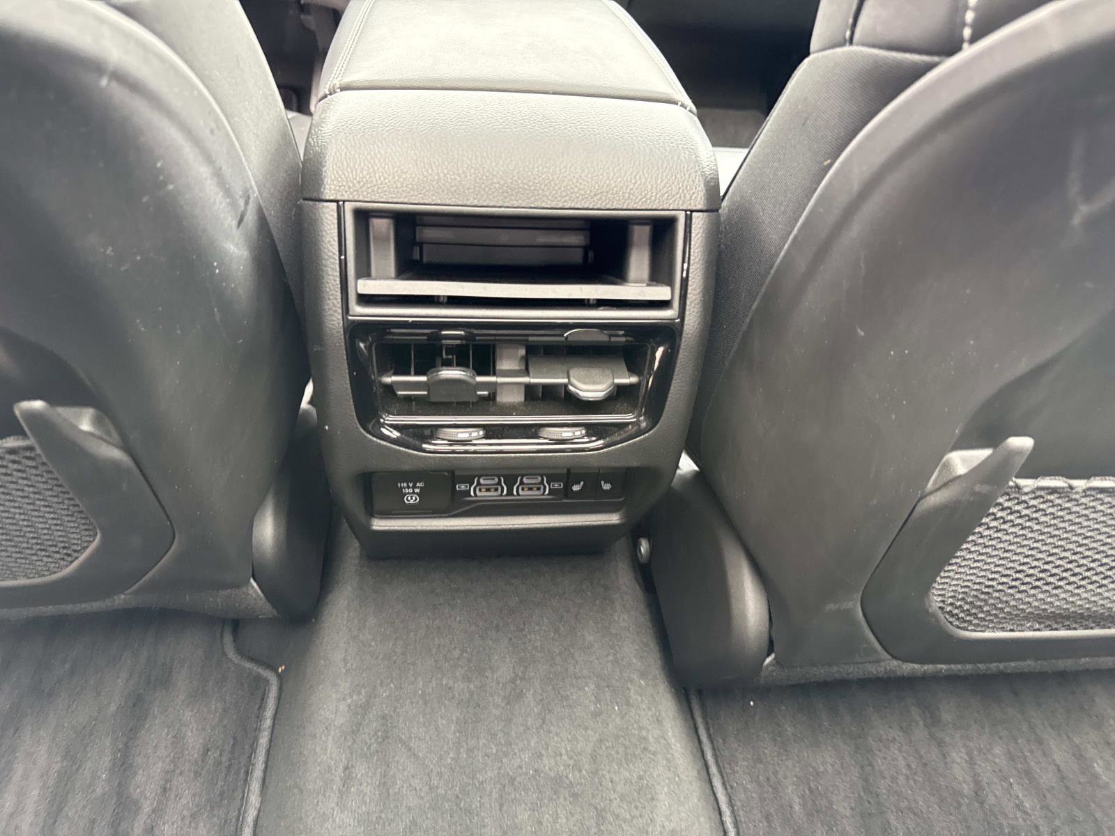 Used 2025 Jeep Grand Cherokee Limited w/ Black Appearance Package image 18