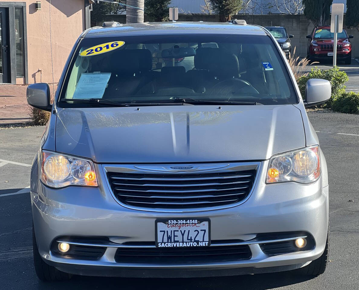 Used 2016 Chrysler Town & Country Touring image 2