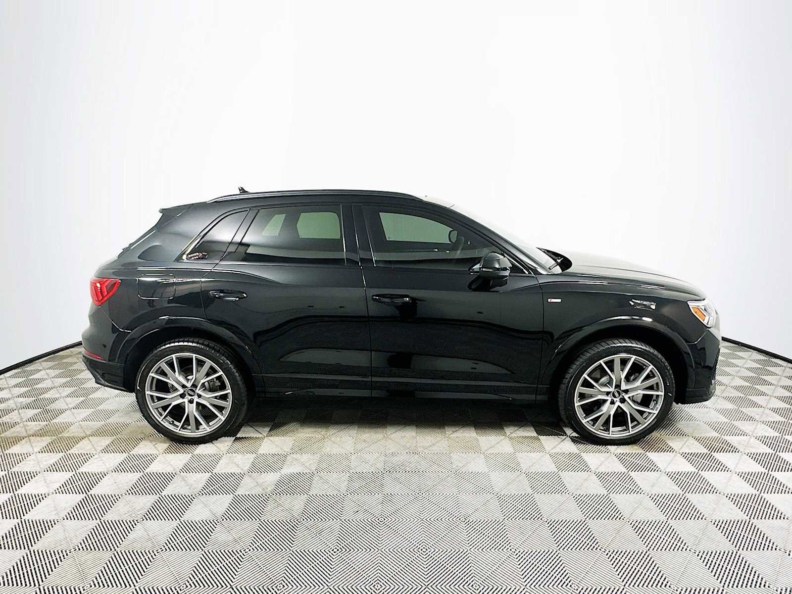 Certified 2025 Audi Q3 2.0T Premium Plus w/ Premium Plus Package AWD/4WD image 8