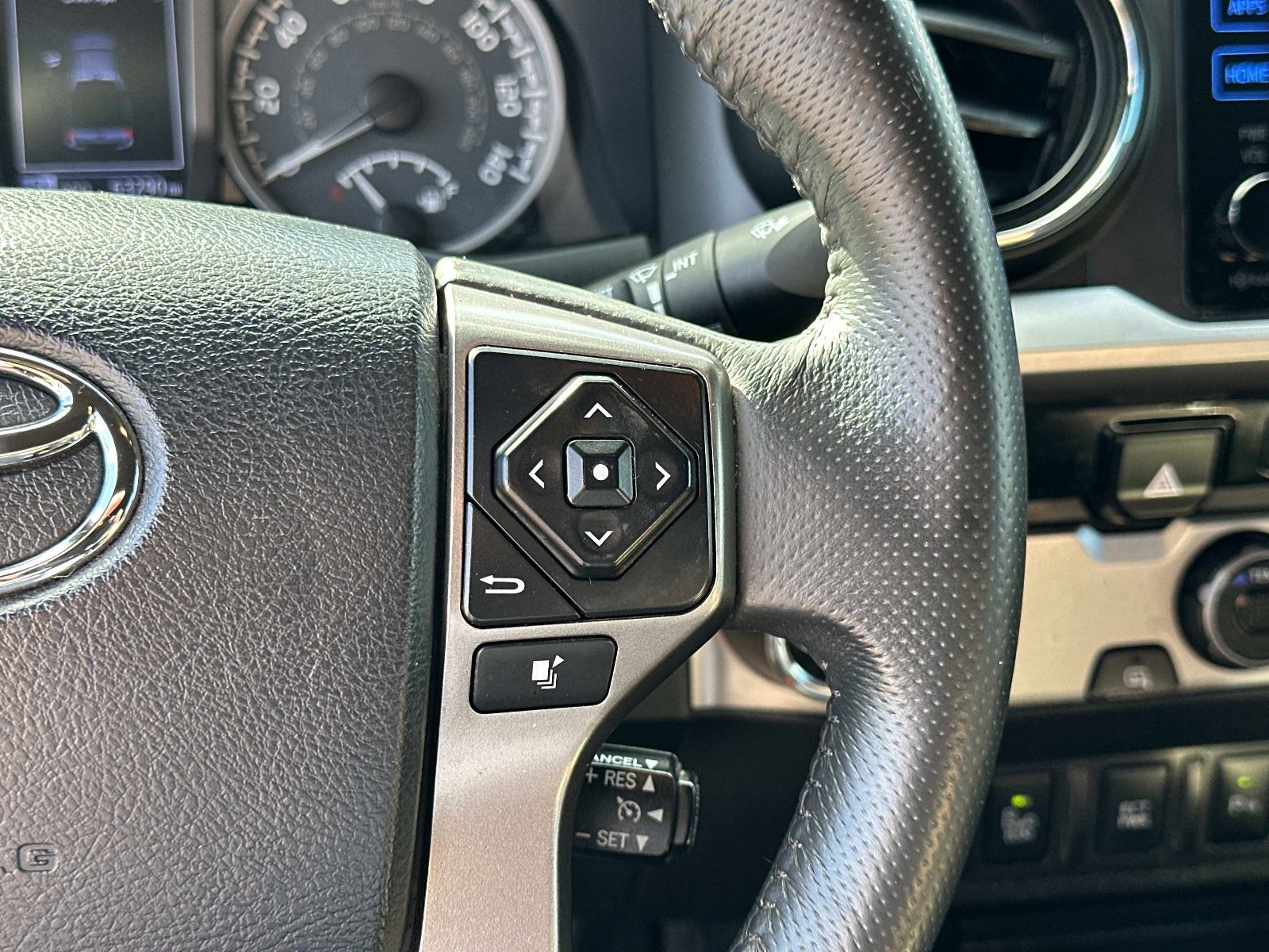 Used 2017 Toyota Tacoma Limited image 25