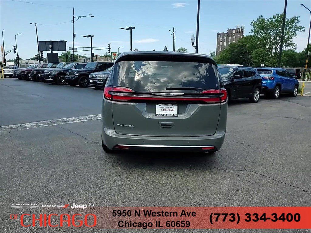 New 2025 Chrysler Pacifica Select FWD image 6