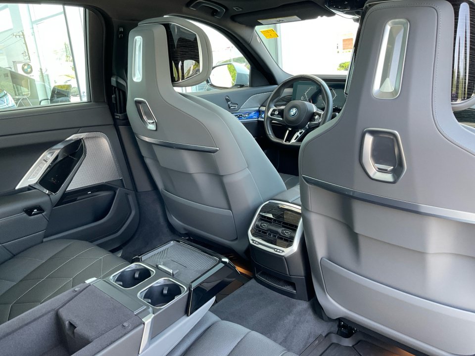 Certified 2024 BMW i7 eDrive50 w/ M Sport Package RWD image 34