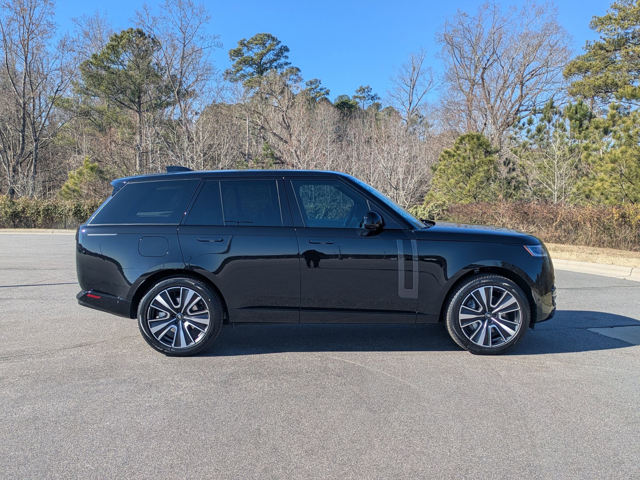 Certified 2025 Land Rover Range Rover SE image 4