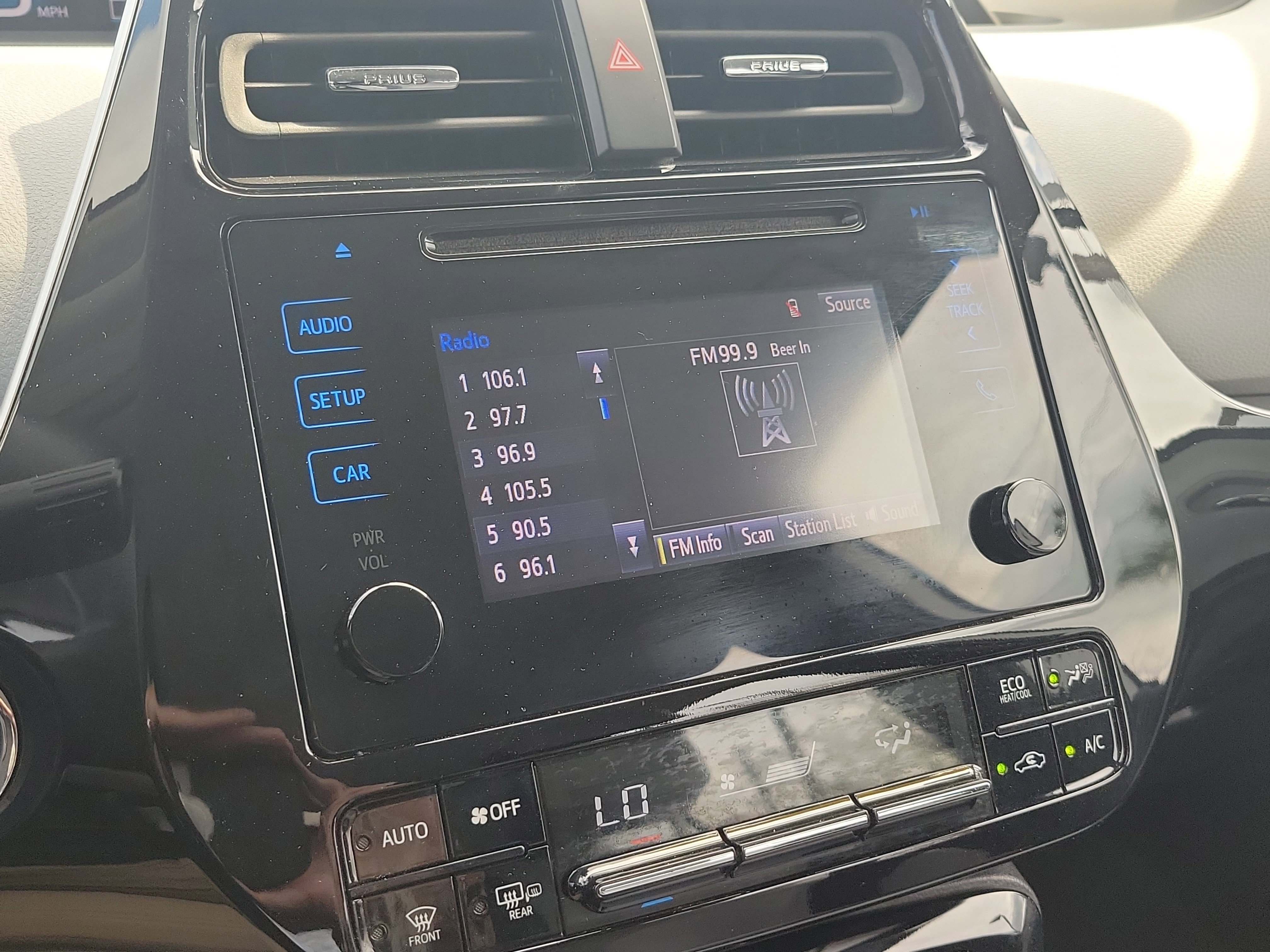 Used 2019 Toyota Prius L Eco FWD image 30