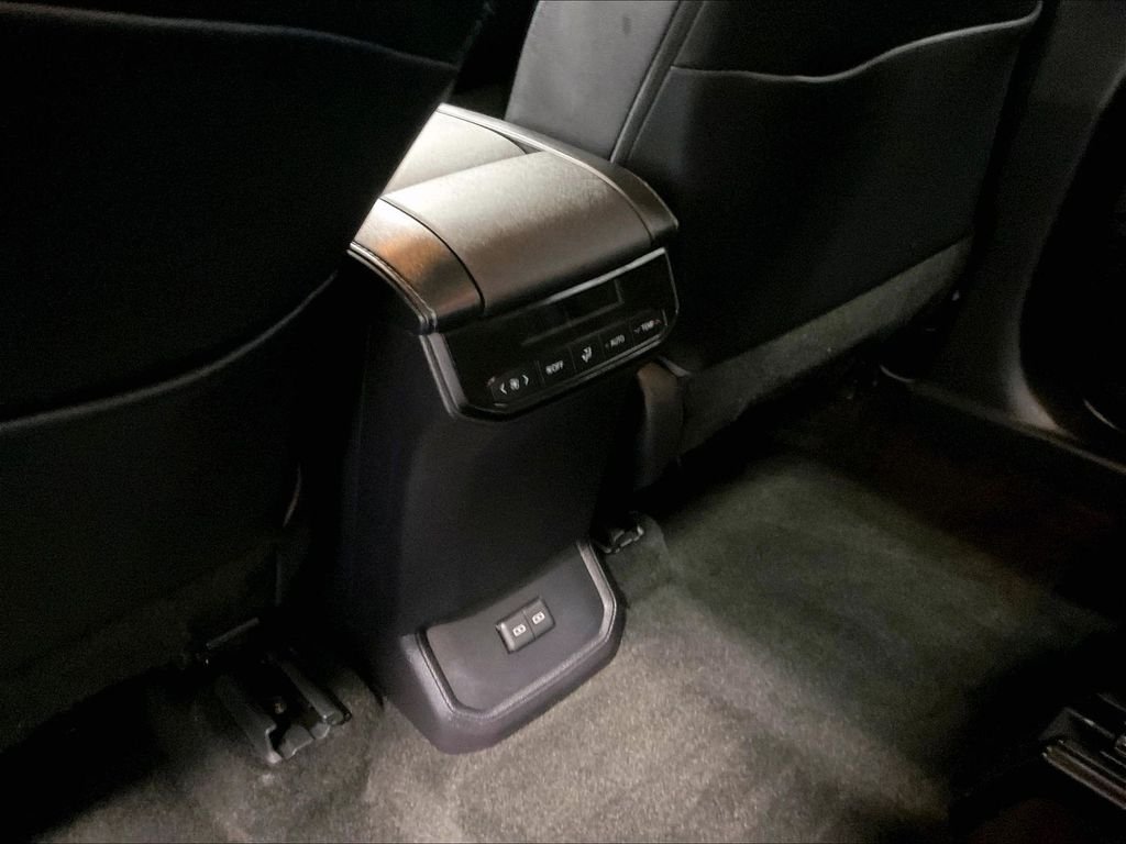 Used 2023 Toyota Highlander XLE AWD/4WD image 29