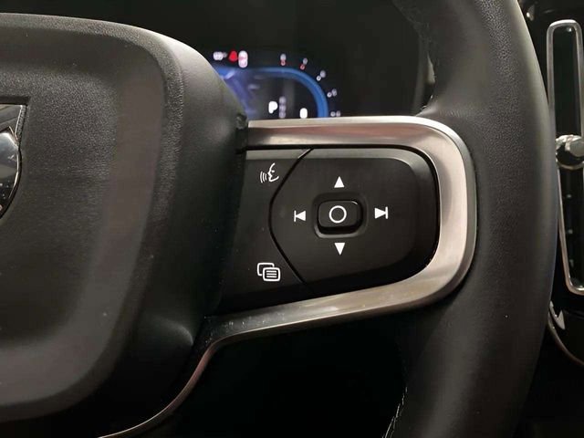 Used 2025 Volvo XC40 B5 Plus image 31