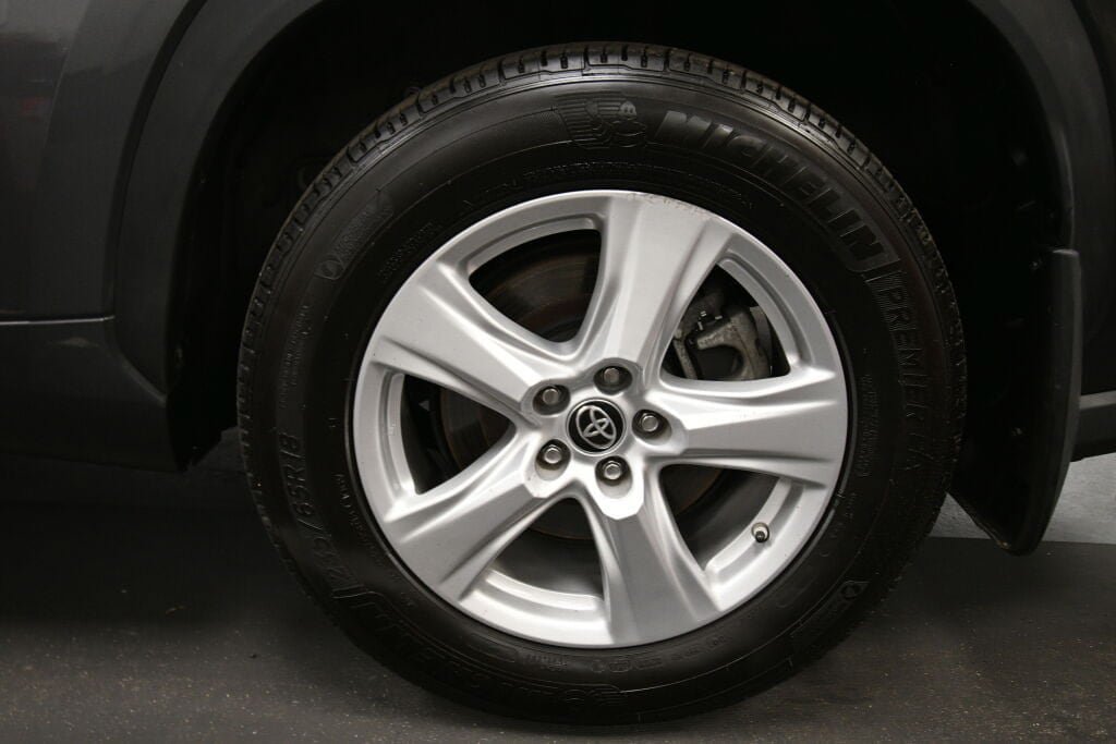 Used 2023 Toyota Highlander LE FWD image 34