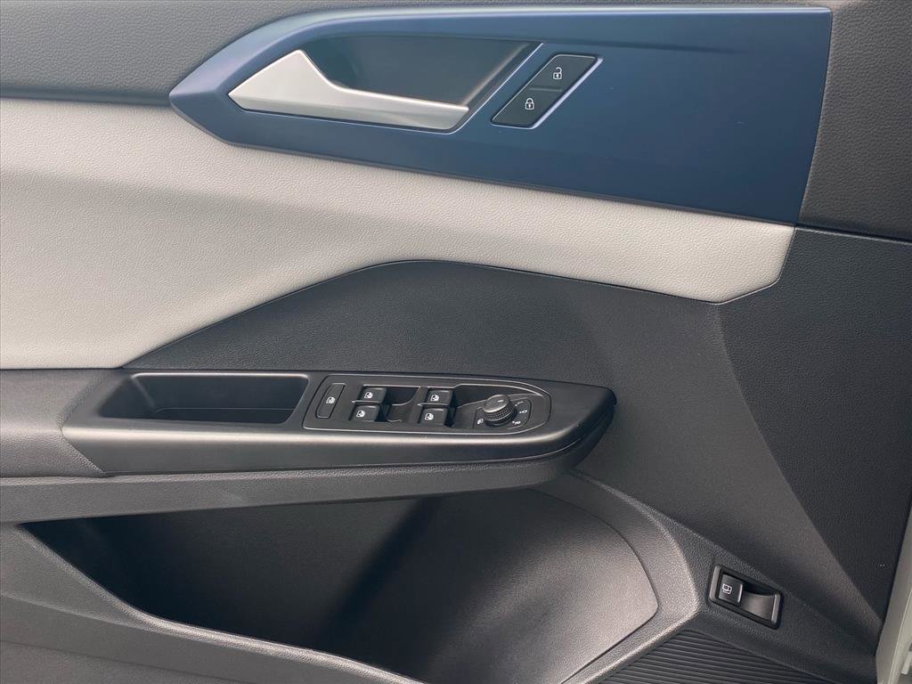 Used 2023 Volkswagen Taos SE w/ Panoramic Sunroof Package image 19