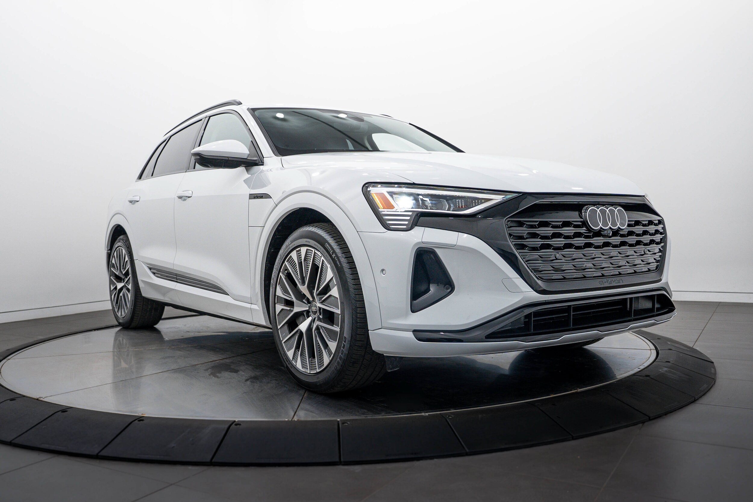 Certified 2024 Audi Q8 e-tron Premium Plus AWD/4WD image 1