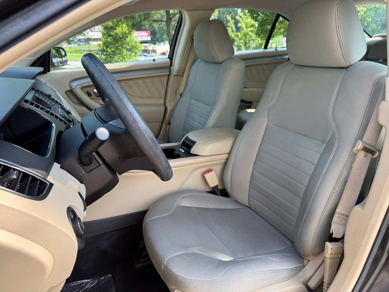 Used 2016 Ford Taurus SE FWD image 35